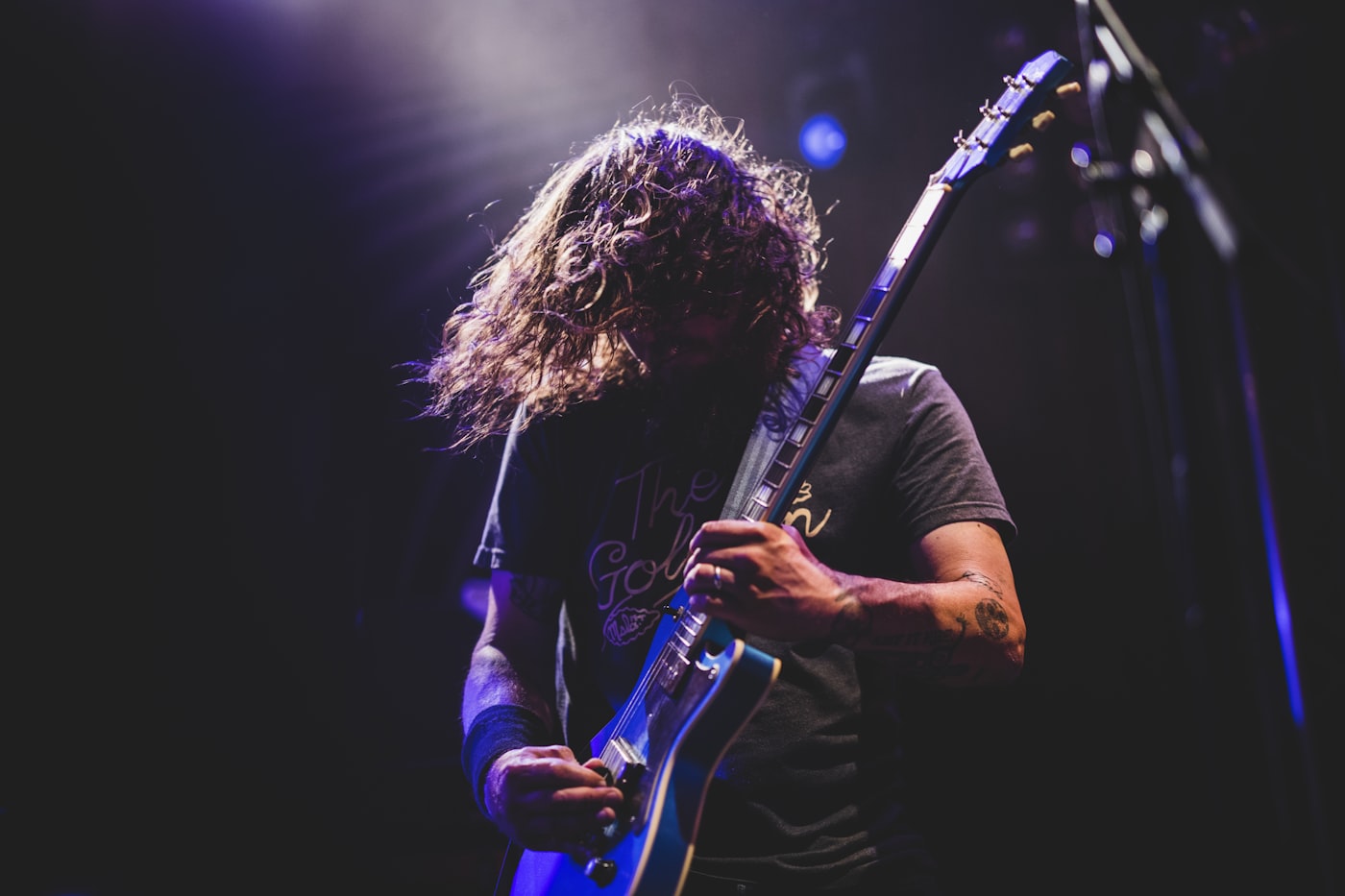 Guitarrista tocando ao vivo num show de rock