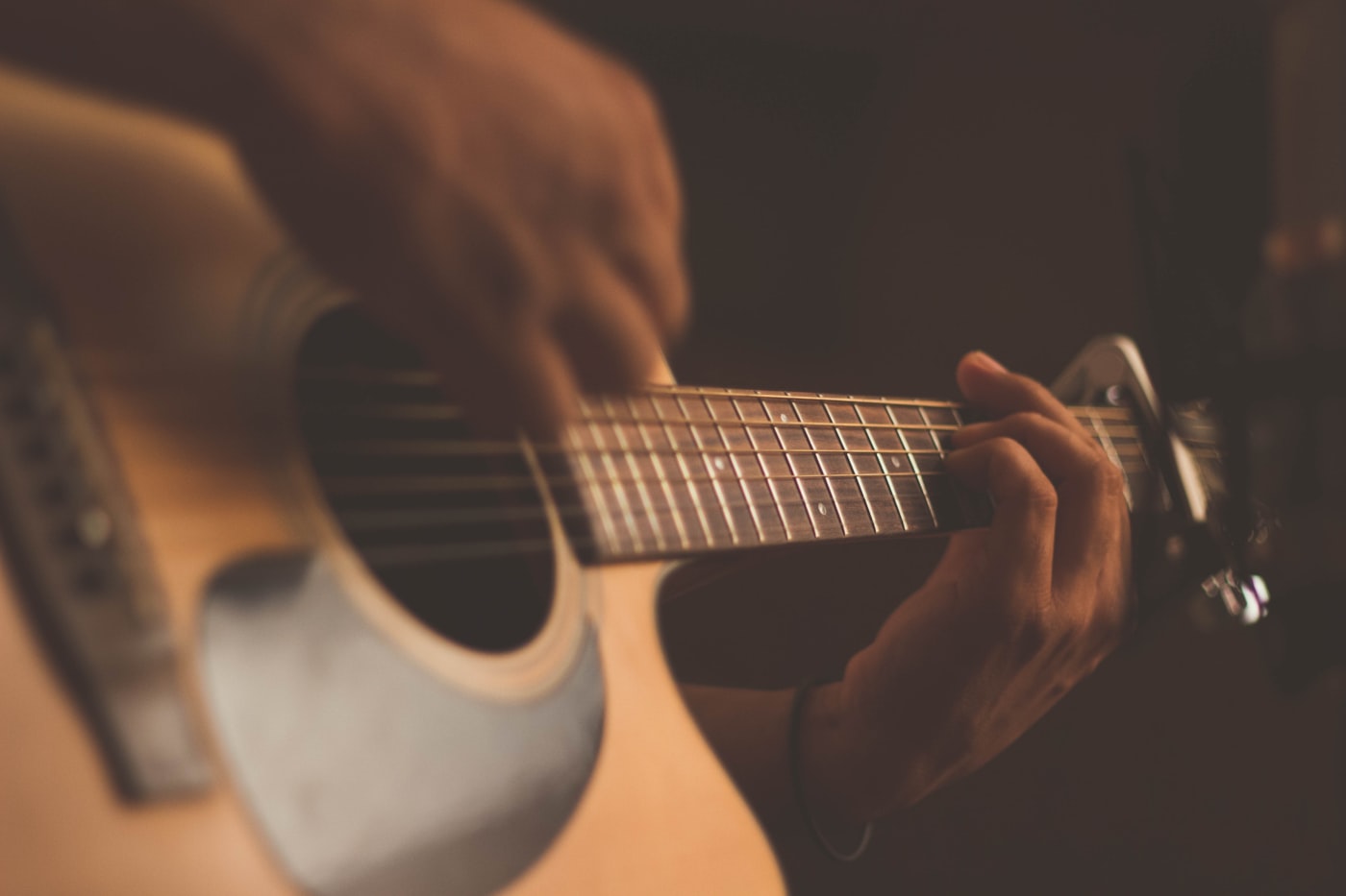 Músico tocando guitarra num show de pop rock