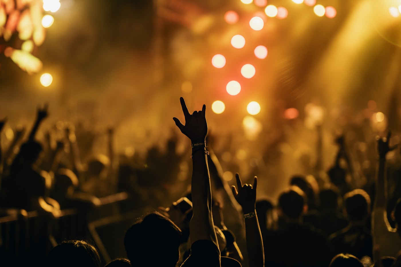 Plateia de um show de heavy metal com as mãos pra cima