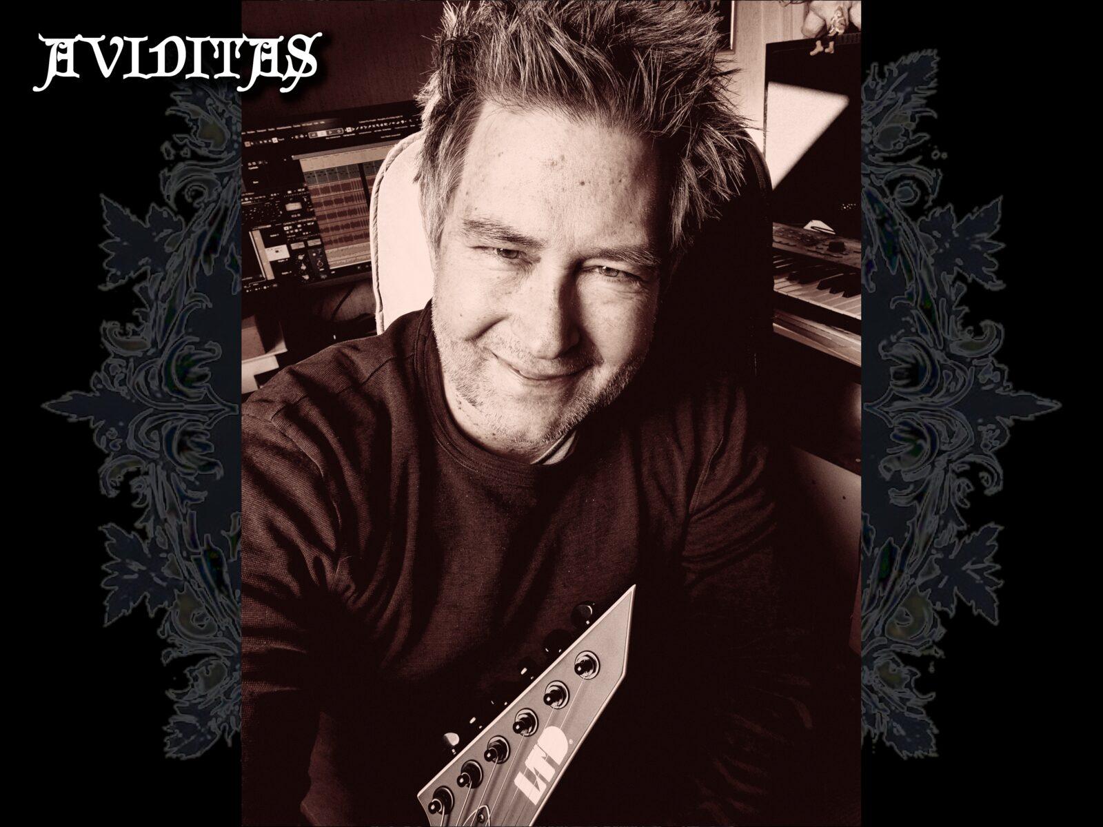 Matt Schneider, musico por tras do projeto AVIDITAS, com sua guitarra