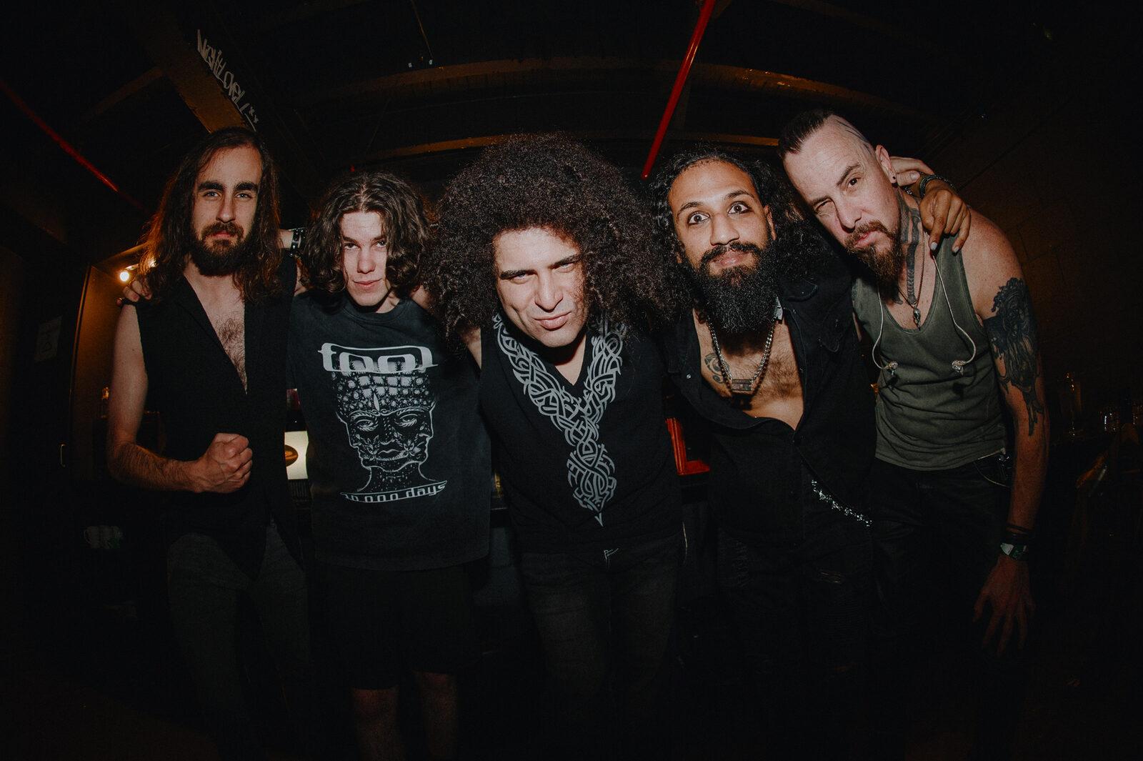Os cinco integrantes da banda australiana Diamond Sky em foto de divulgação
