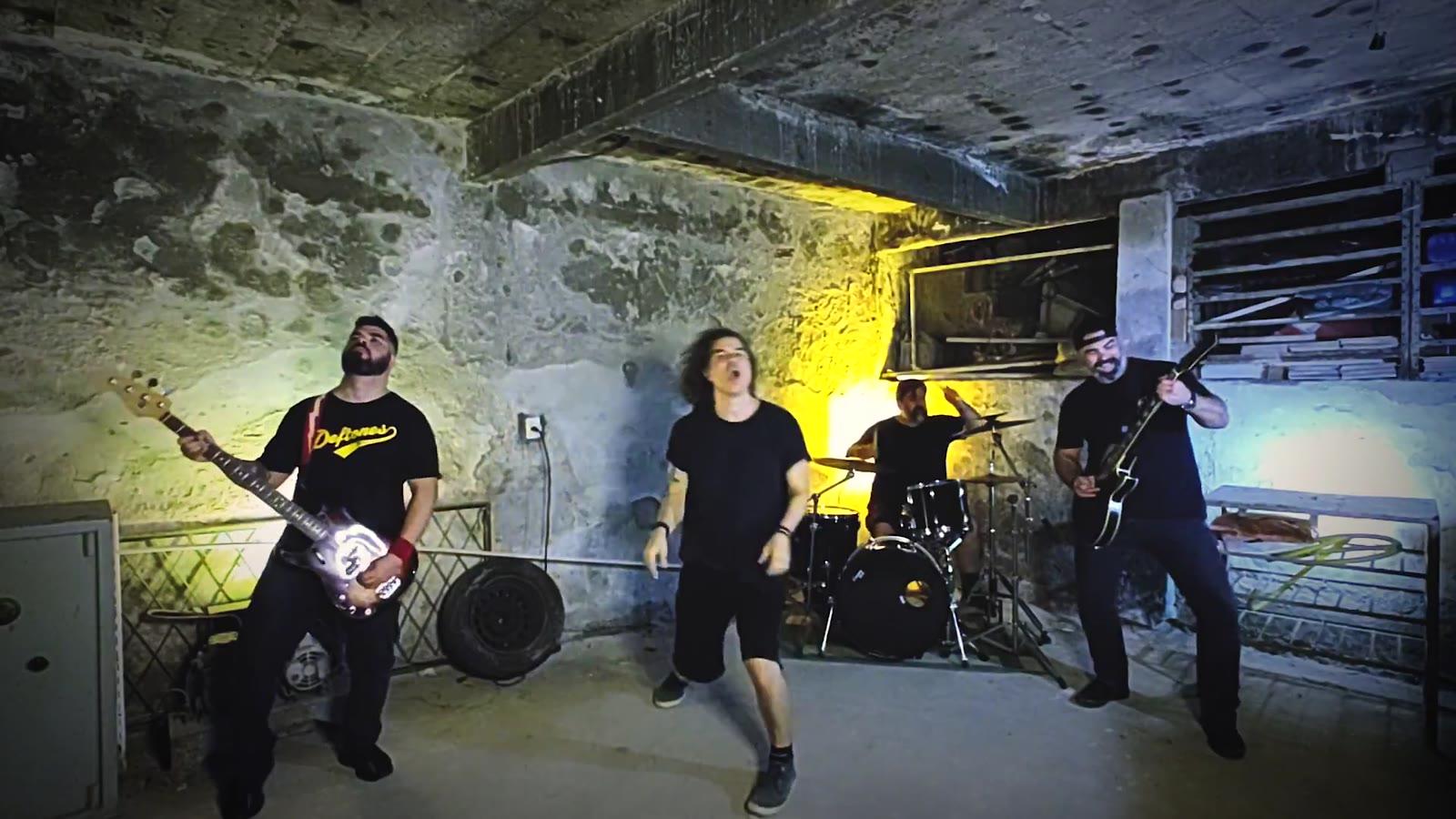 Móbile Drink tocando no clipe de É o Rio